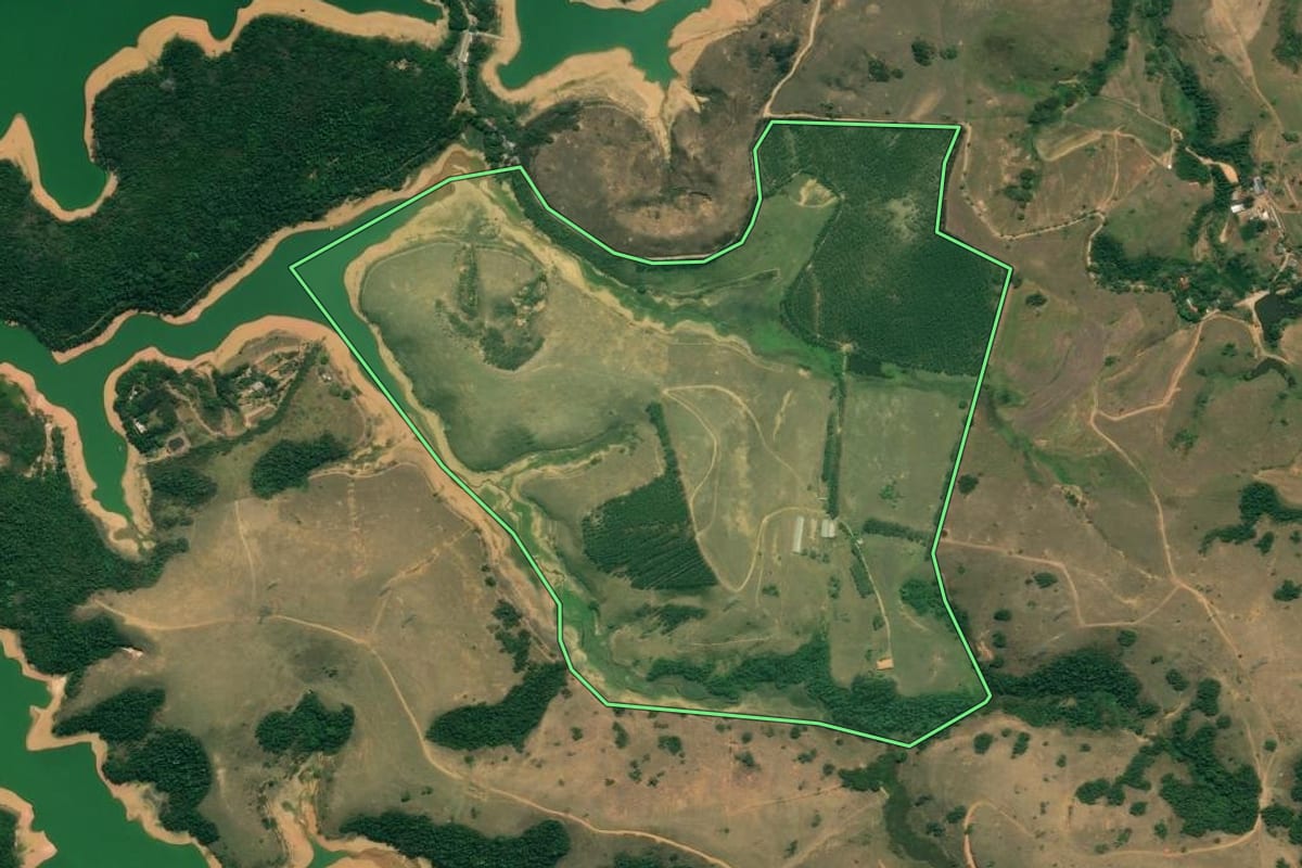 Imagem de satélite do imóvel rural em Resende (RJ), com o contorno declarado no CAR desenhado por cima.