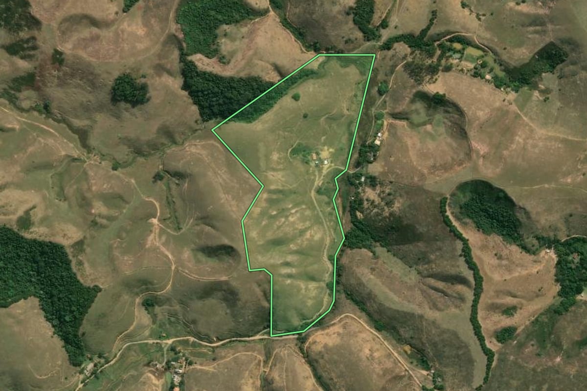 Imagem de satélite do imóvel rural em Resende (RJ), com o contorno declarado no CAR desenhado por cima.