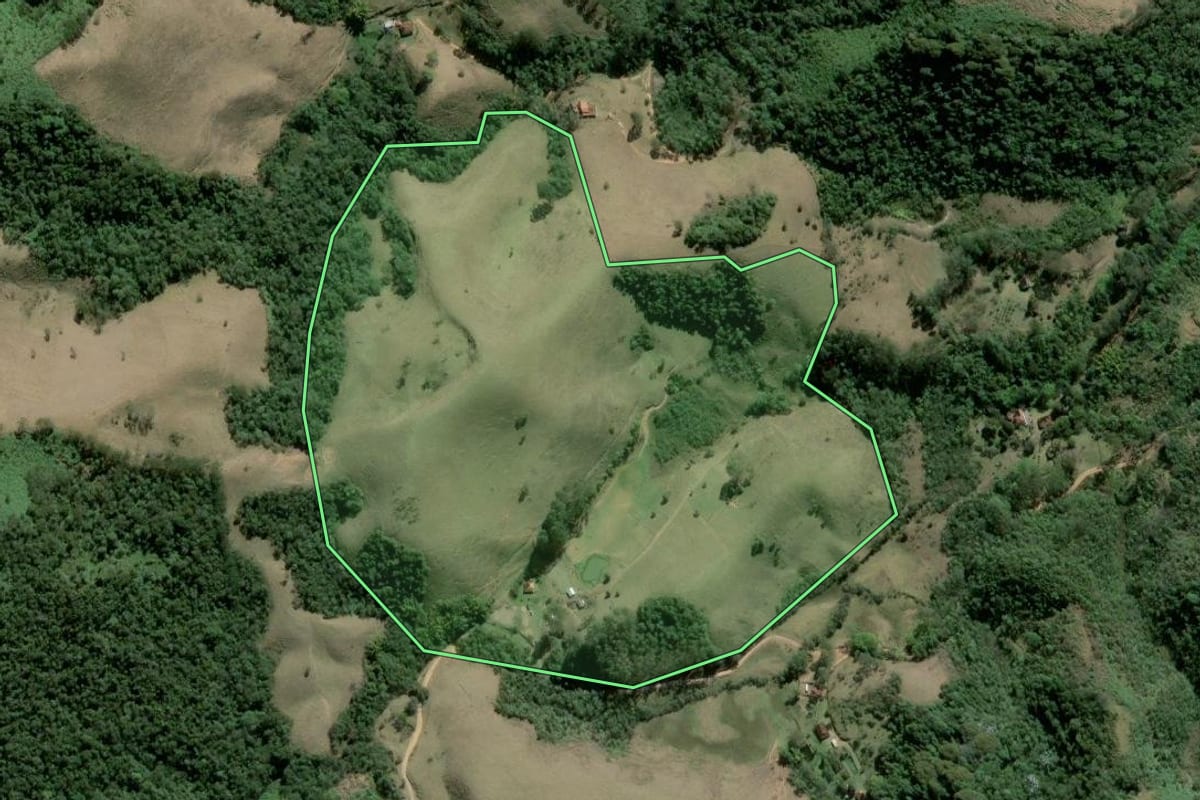 Imagem de satélite do imóvel rural em Resende (RJ), com o contorno declarado no CAR desenhado por cima.