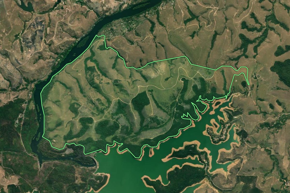 Imagem de satélite do imóvel rural em Resende (RJ), com o contorno declarado no CAR desenhado por cima.