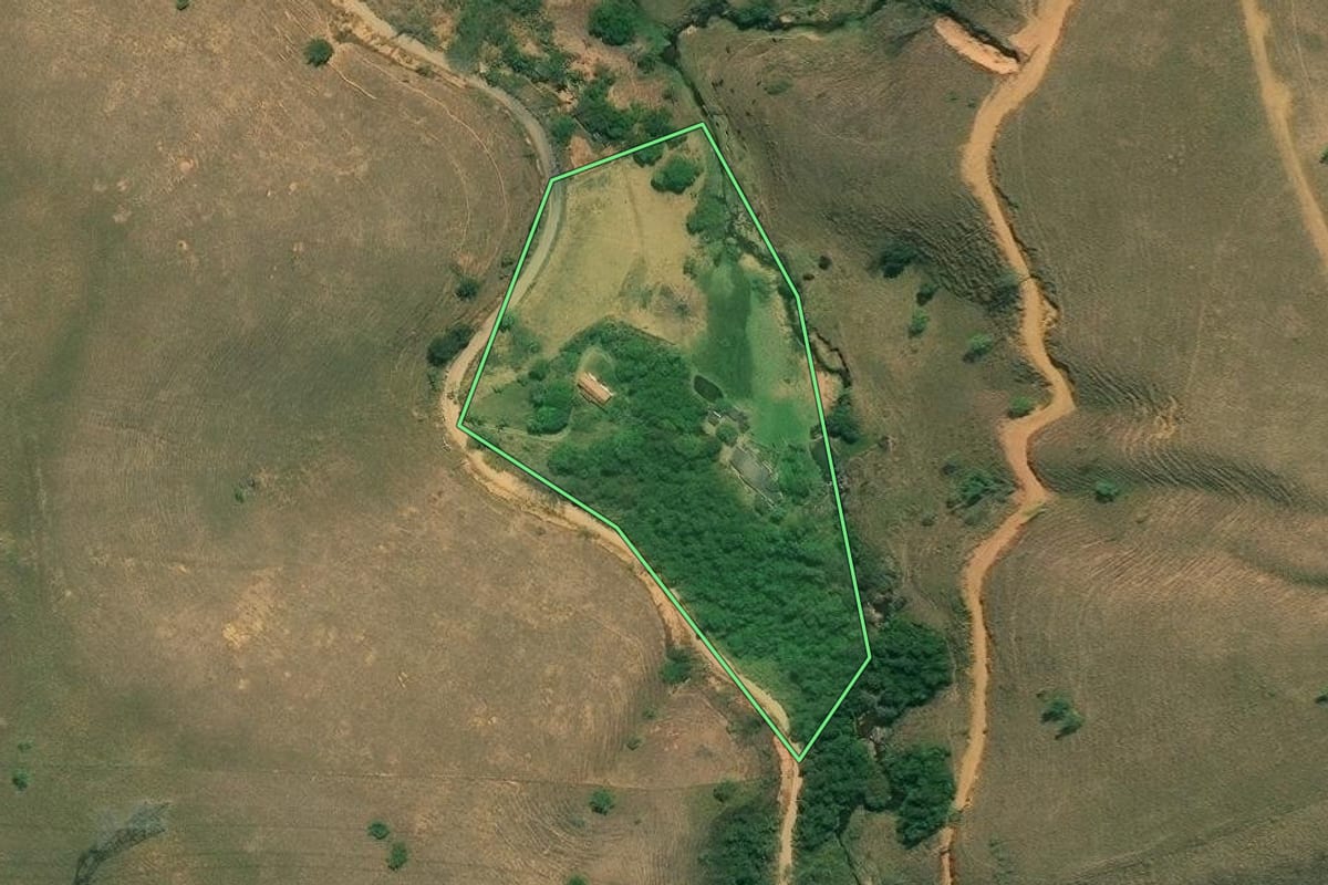 Imagem de satélite do imóvel rural em Resende (RJ), com o contorno declarado no CAR desenhado por cima.