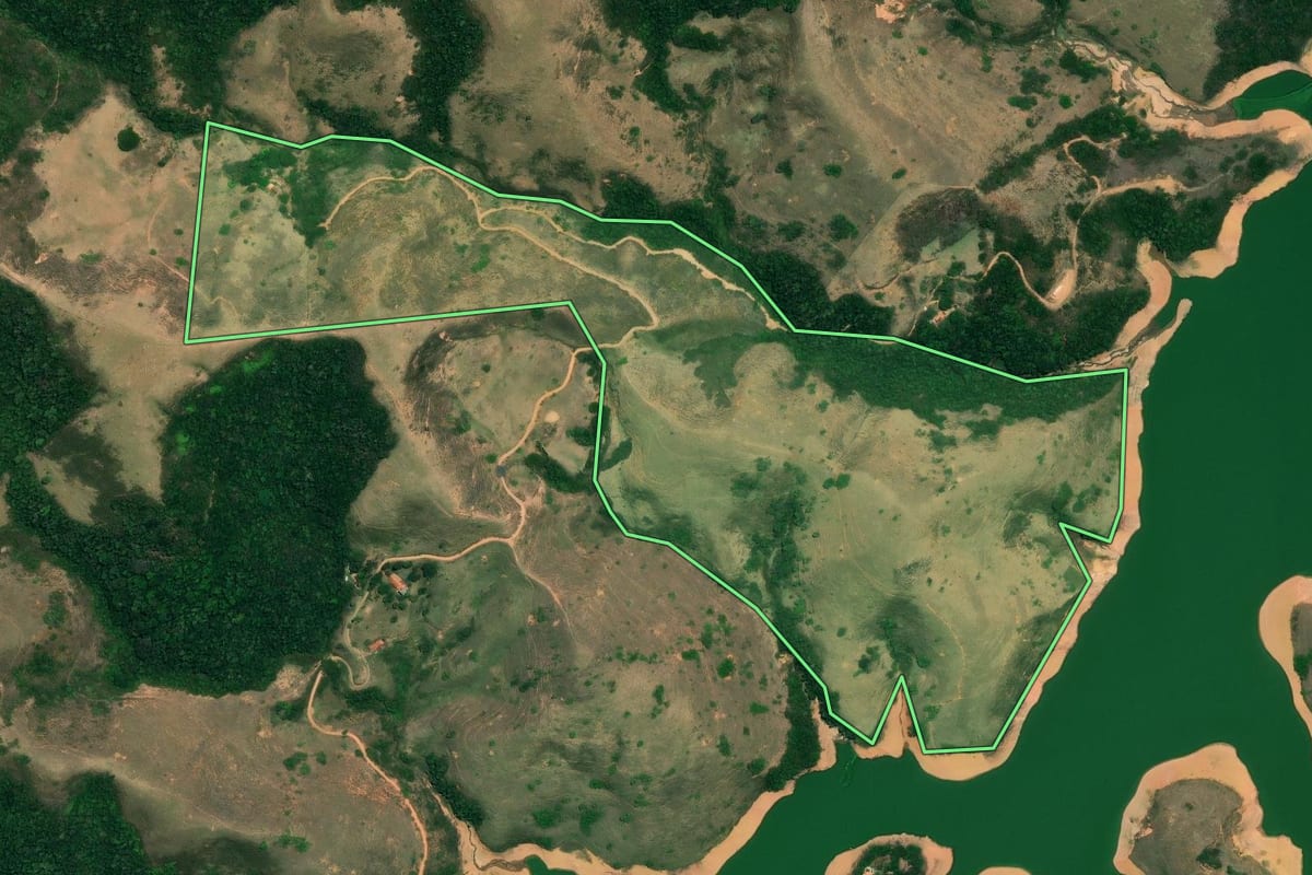 Imagem de satélite do imóvel rural em Resende (RJ), com o contorno declarado no CAR desenhado por cima.
