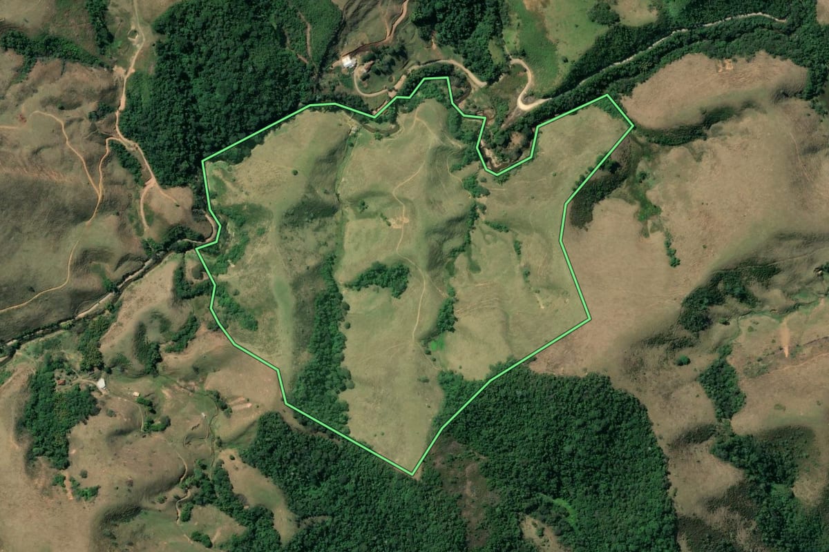 Imagem de satélite do imóvel rural em Resende (RJ), com o contorno declarado no CAR desenhado por cima.