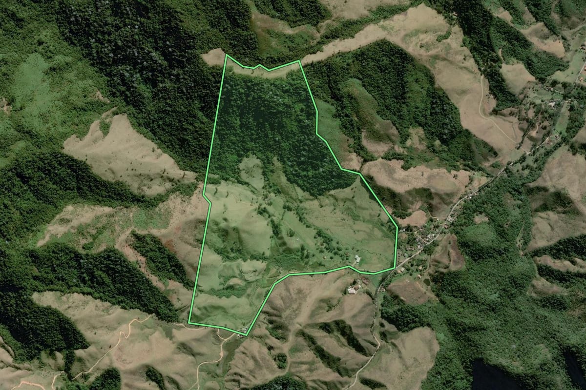 Imagem de satélite do imóvel rural em Resende (RJ), com o contorno declarado no CAR desenhado por cima.