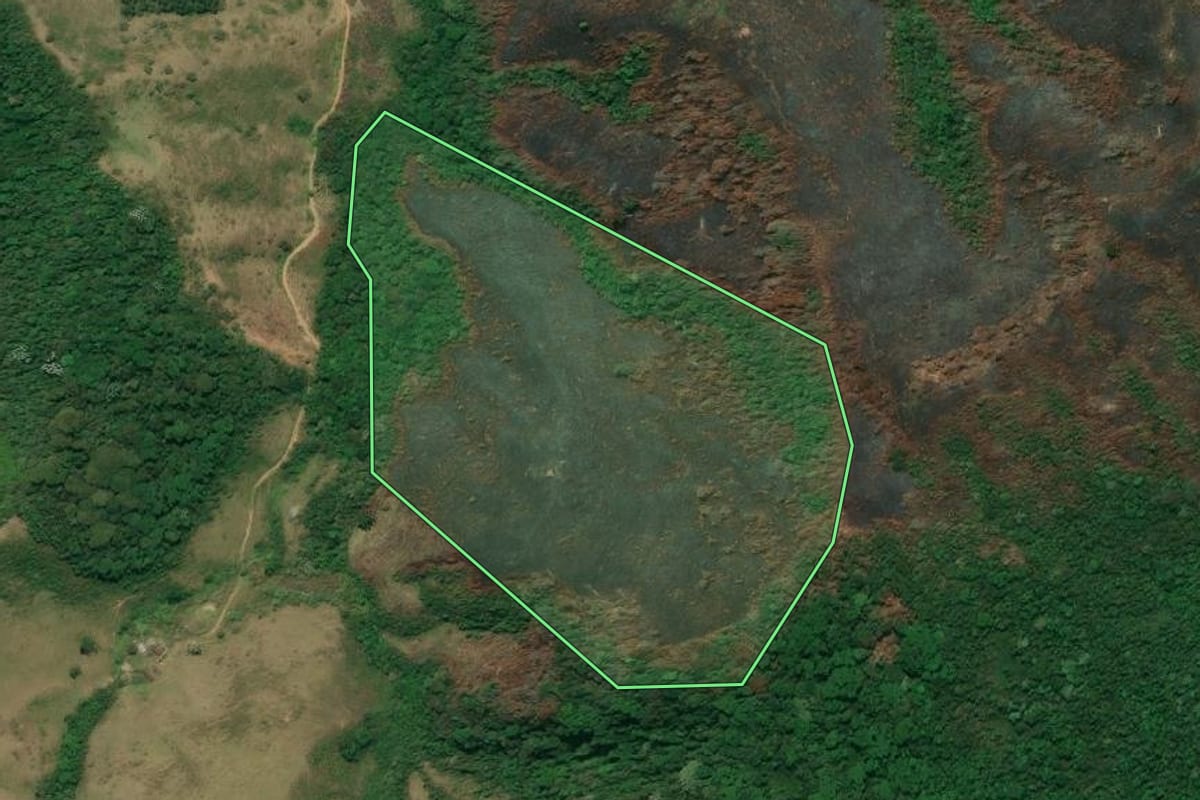 Imagem de satélite do imóvel rural em Resende (RJ), com o contorno declarado no CAR desenhado por cima.