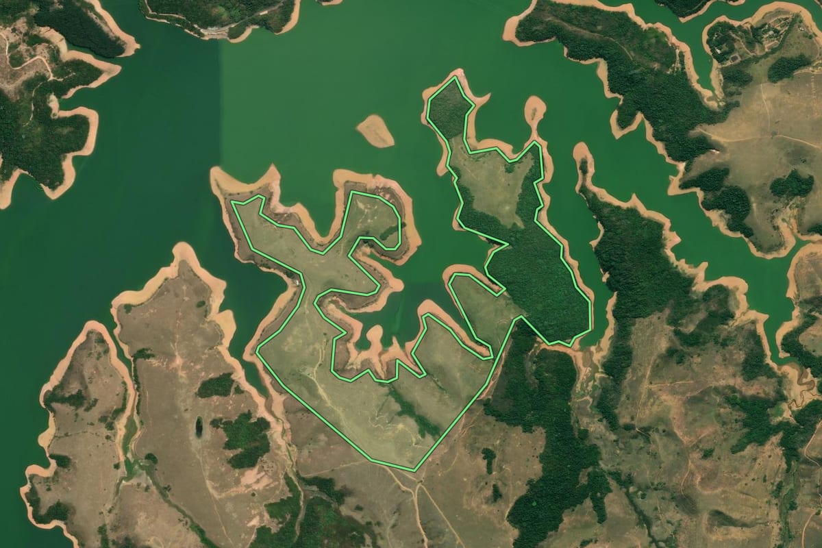 Imagem de satélite do imóvel rural em Resende (RJ), com o contorno declarado no CAR desenhado por cima.