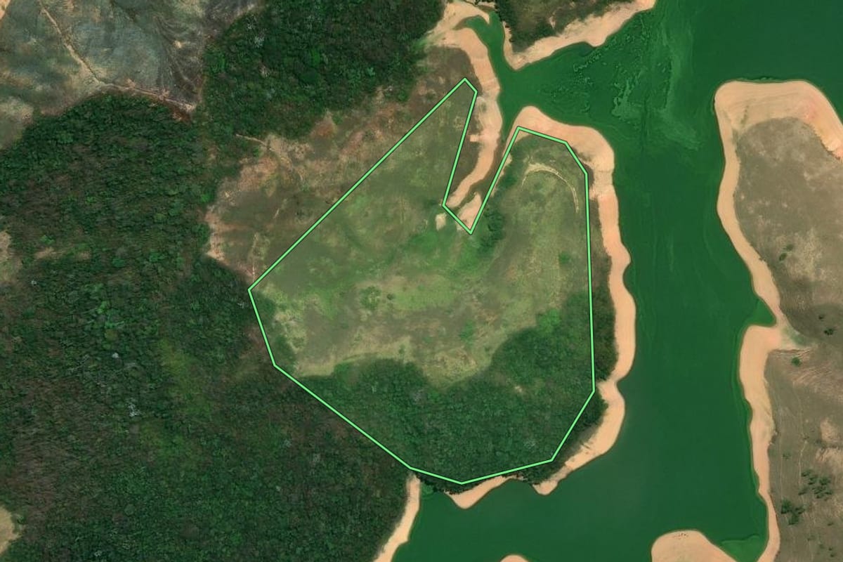 Imagem de satélite do imóvel rural em Resende (RJ), com o contorno declarado no CAR desenhado por cima.