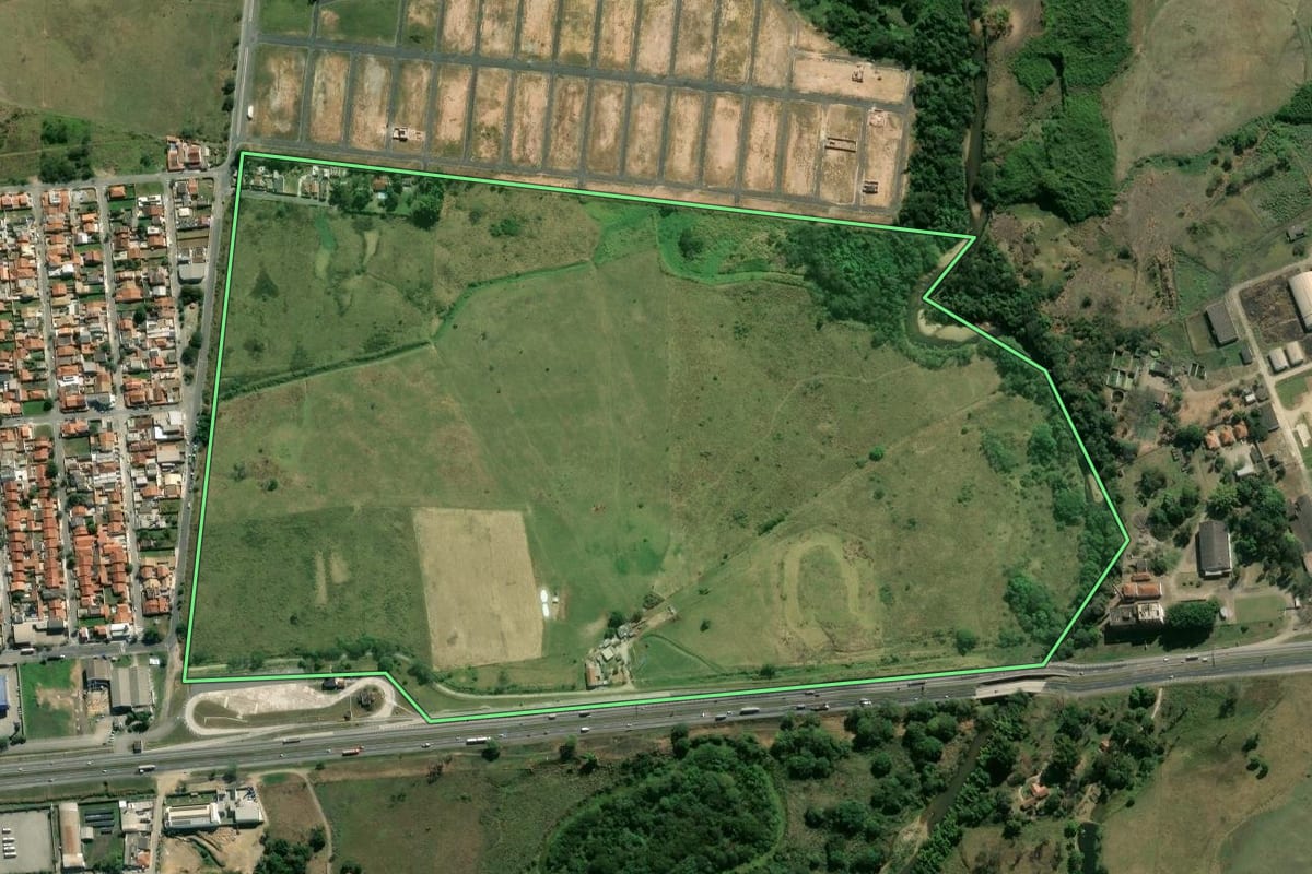 Imagem de satélite do imóvel rural em Resende (RJ), com o contorno declarado no CAR desenhado por cima.