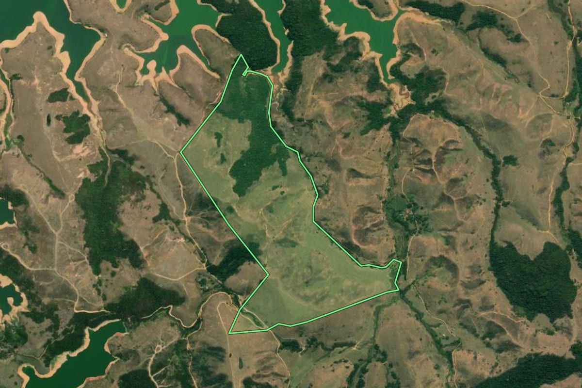 Imagem de satélite do imóvel rural em Resende (RJ), com o contorno declarado no CAR desenhado por cima.