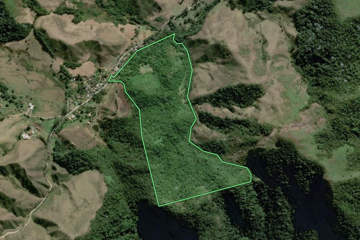 Imagem de satélite do imóvel rural em Resende (RJ), com o contorno declarado no CAR desenhado por cima.