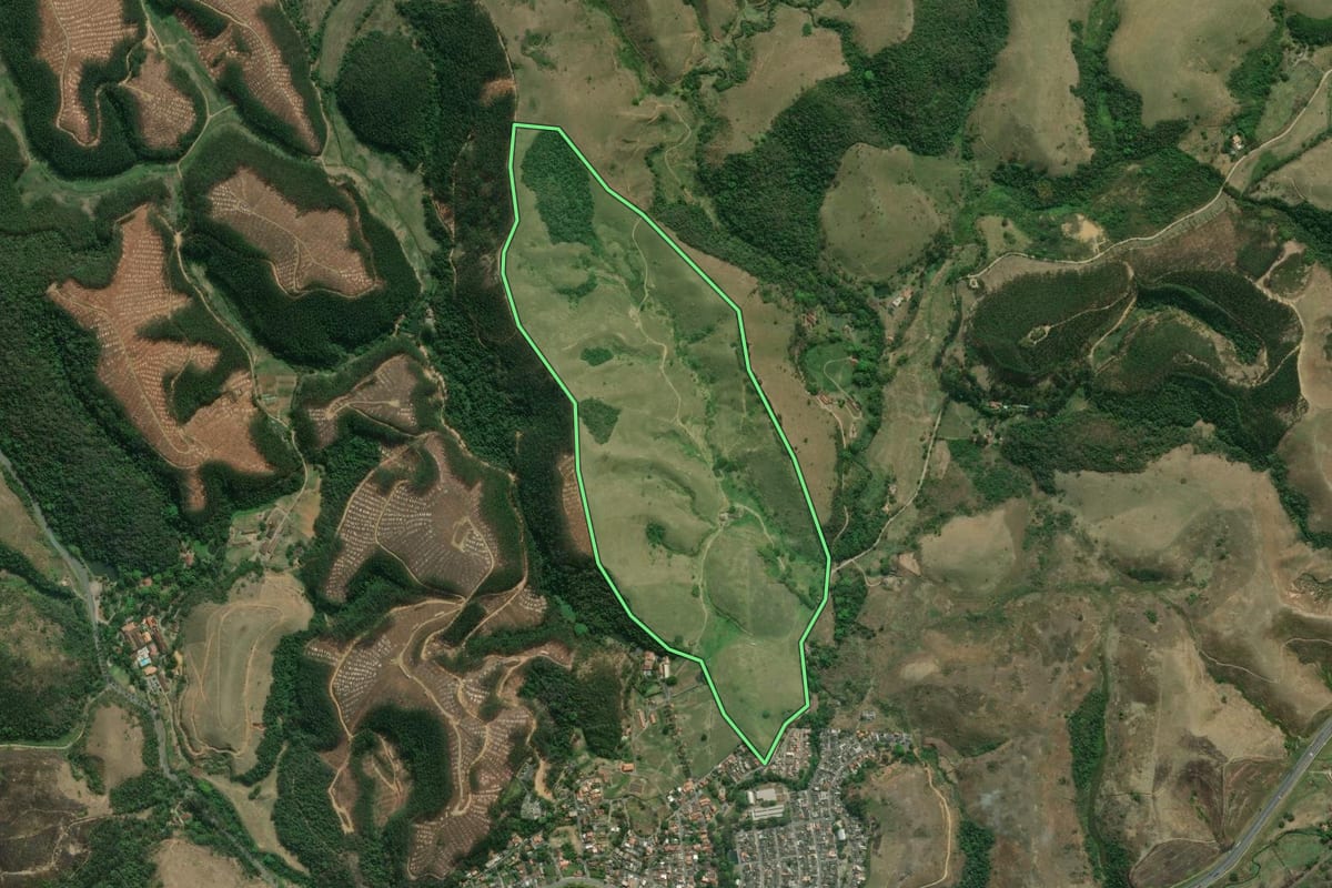 Imagem de satélite do imóvel rural em Resende (RJ), com o contorno declarado no CAR desenhado por cima.