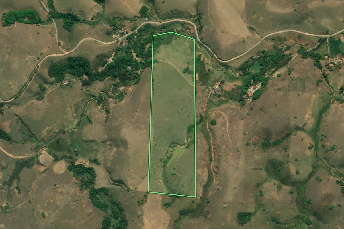 Imagem de satélite do imóvel rural em Resende (RJ), com o contorno declarado no CAR desenhado por cima.