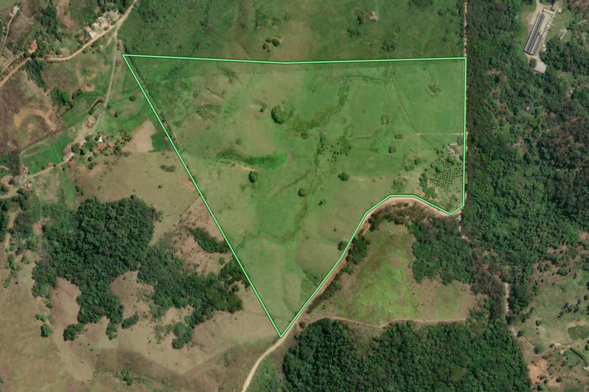 Imagem de satélite do imóvel rural em Rio Bonito (RJ), com o contorno declarado no CAR desenhado por cima.