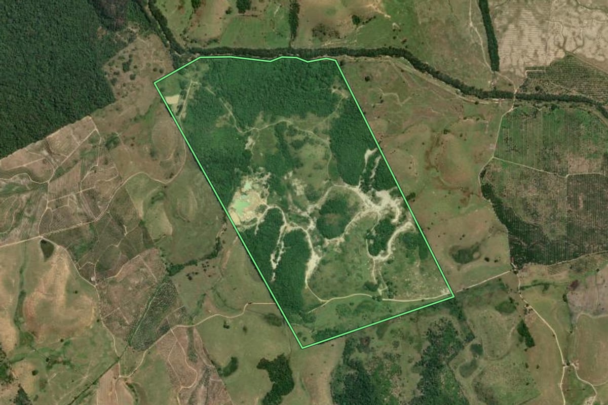 Imagem de satélite do imóvel rural em Rio Bonito (RJ), com o contorno declarado no CAR desenhado por cima.