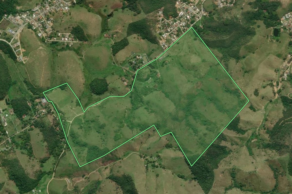Imagem de satélite do imóvel rural em Rio Bonito (RJ), com o contorno declarado no CAR desenhado por cima.