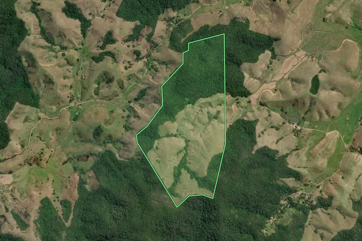Imagem de satélite do imóvel rural em Rio Bonito (RJ), com o contorno declarado no CAR desenhado por cima.
