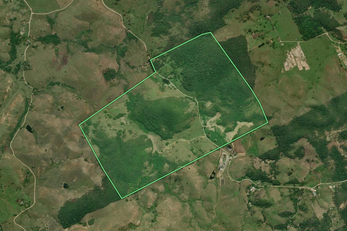 Imagem de satélite do imóvel rural em Rio Bonito (RJ), com o contorno declarado no CAR desenhado por cima.