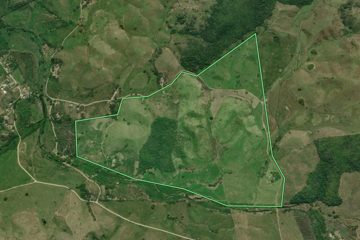 Imagem de satélite do imóvel rural em Rio Bonito (RJ), com o contorno declarado no CAR desenhado por cima.