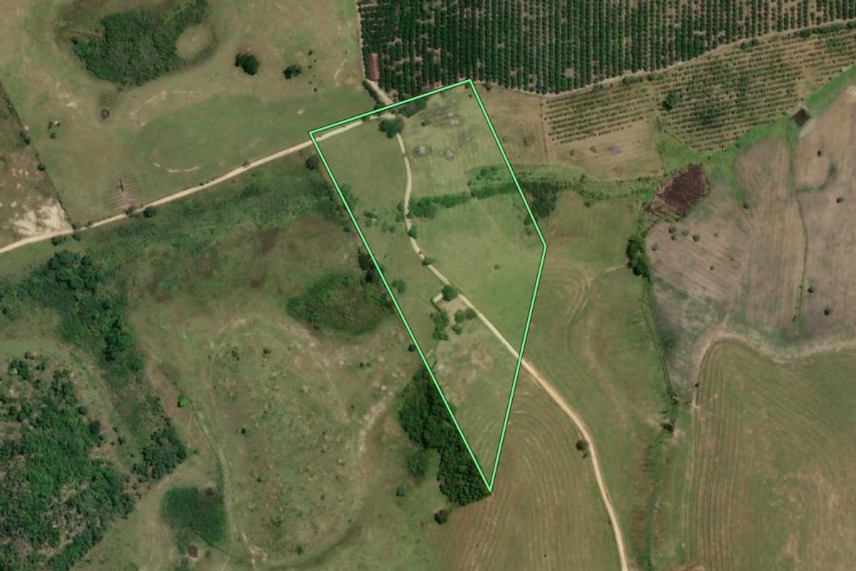 Imagem de satélite do imóvel rural em Rio Bonito (RJ), com o contorno declarado no CAR desenhado por cima.