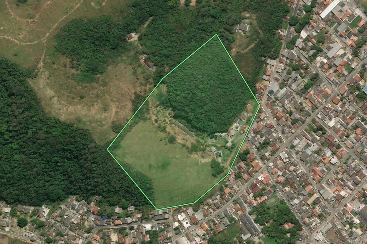 Imagem de satélite do imóvel rural em Rio Bonito (RJ), com o contorno declarado no CAR desenhado por cima.