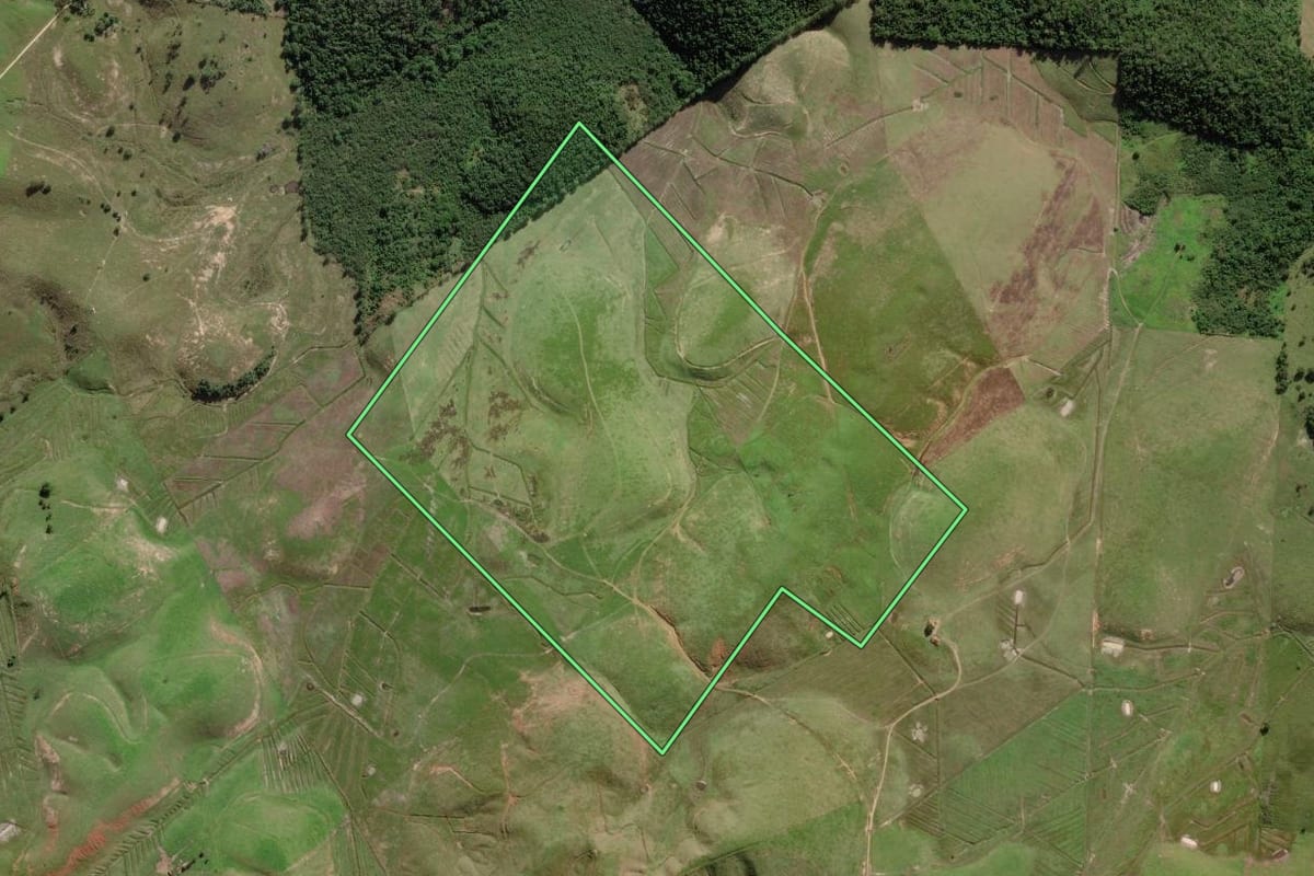 Imagem de satélite do imóvel rural em Rio Bonito (RJ), com o contorno declarado no CAR desenhado por cima.