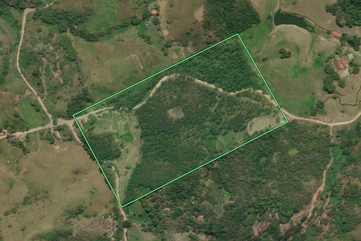 Imagem de satélite do imóvel rural em Rio Bonito (RJ), com o contorno declarado no CAR desenhado por cima.