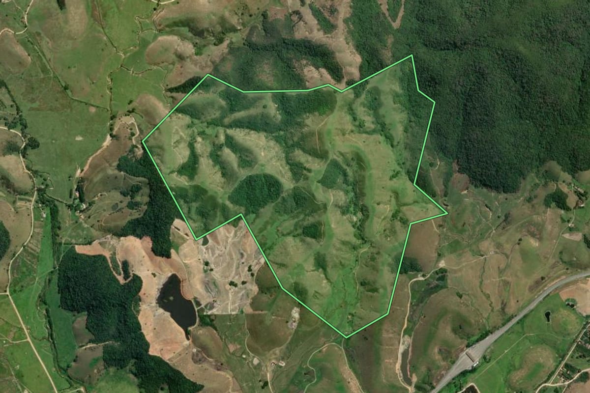 Imagem de satélite do imóvel rural em Rio Bonito (RJ), com o contorno declarado no CAR desenhado por cima.