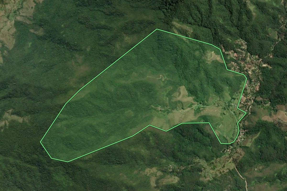 Imagem de satélite do imóvel rural em Rio Bonito (RJ), com o contorno declarado no CAR desenhado por cima.