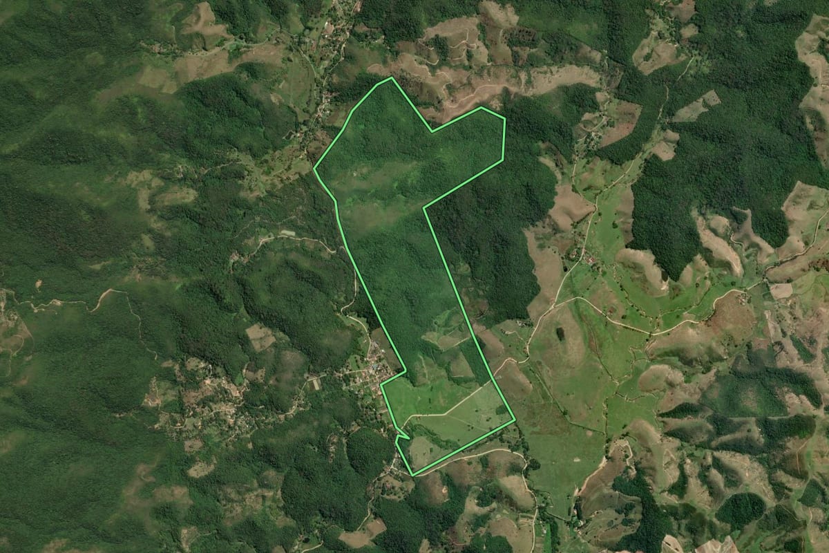 Imagem de satélite do imóvel rural em Rio Bonito (RJ), com o contorno declarado no CAR desenhado por cima.