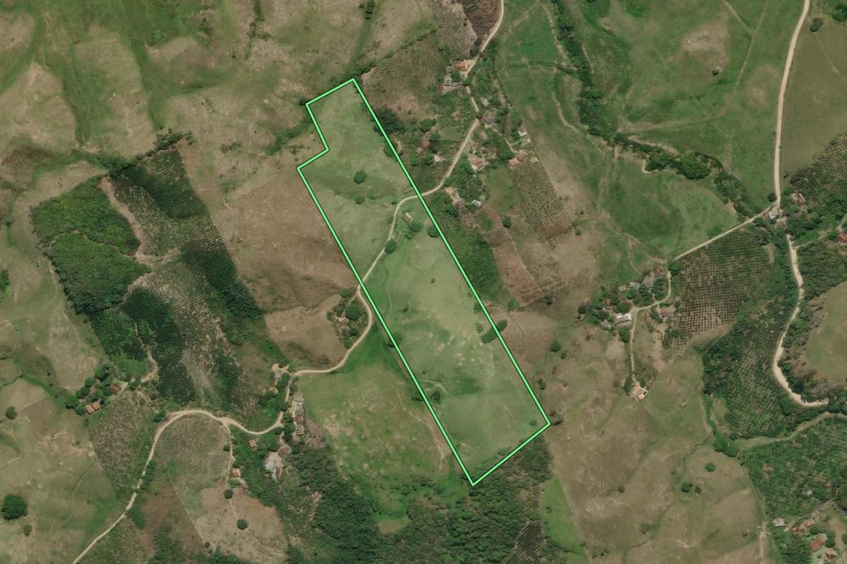 Imagem de satélite do imóvel rural em Rio Bonito (RJ), com o contorno declarado no CAR desenhado por cima.