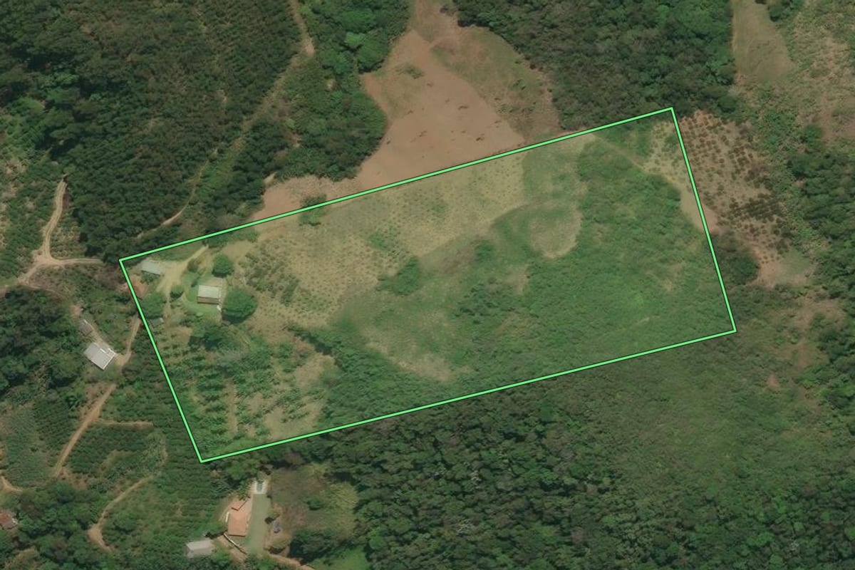 Imagem de satélite do imóvel rural em Rio Bonito (RJ), com o contorno declarado no CAR desenhado por cima.