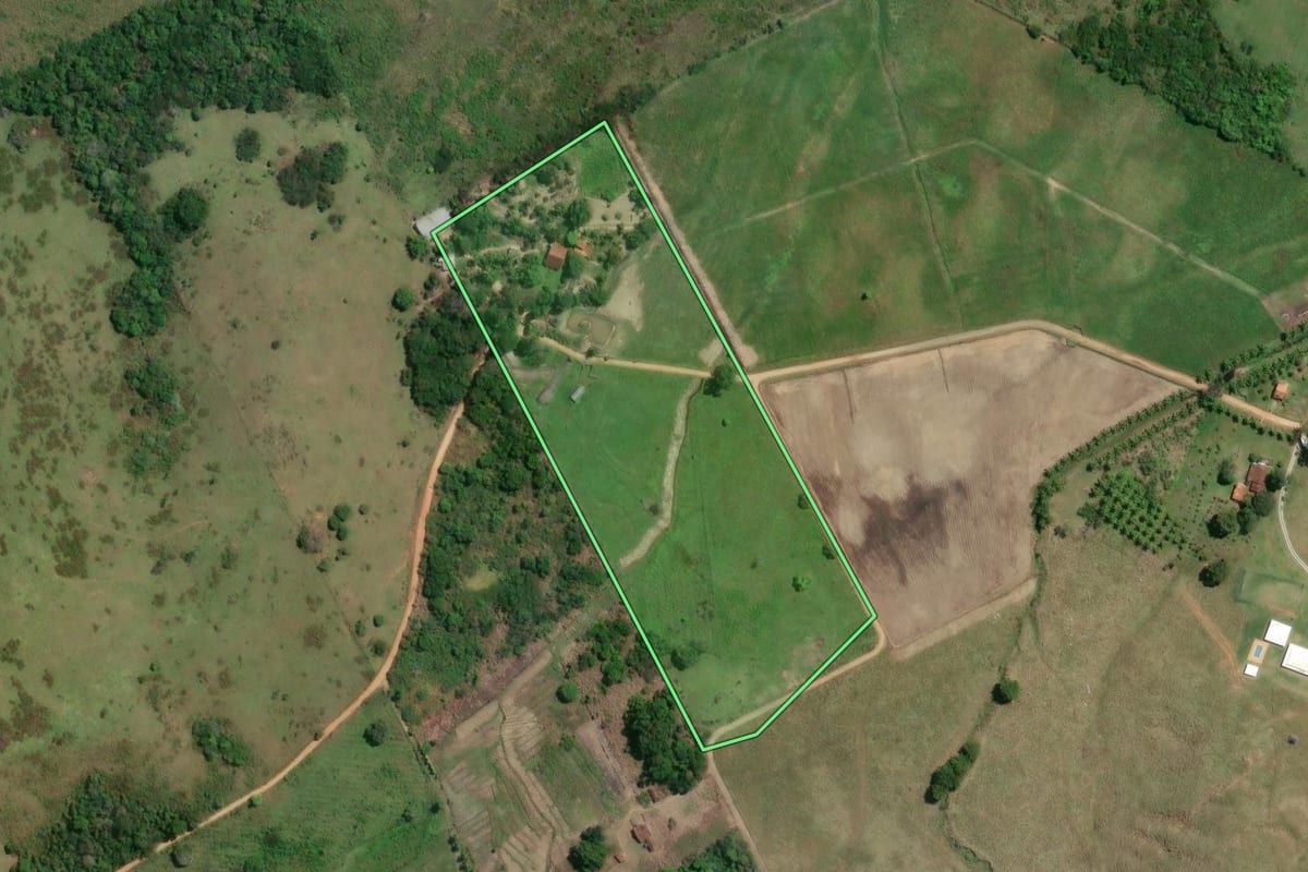 Imagem de satélite do imóvel rural em Rio Bonito (RJ), com o contorno declarado no CAR desenhado por cima.