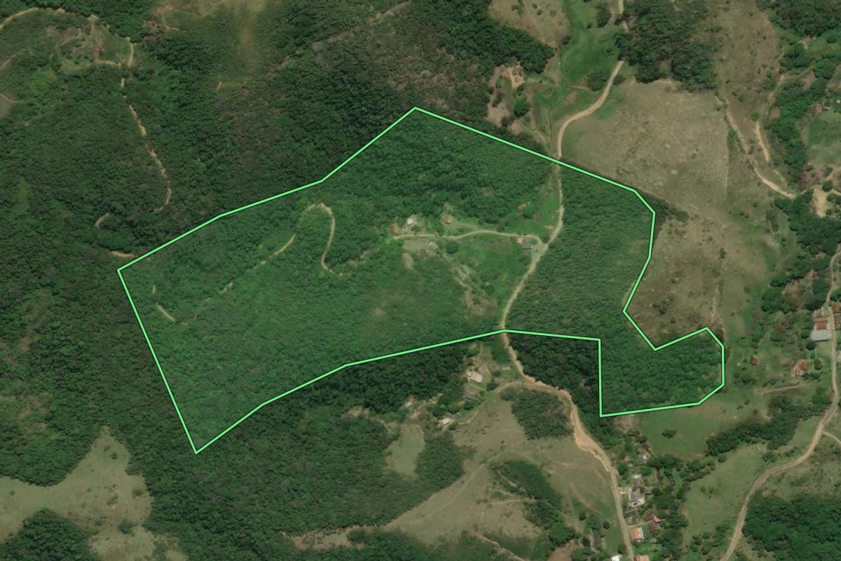 Imagem de satélite do imóvel rural em Rio Bonito (RJ), com o contorno declarado no CAR desenhado por cima.