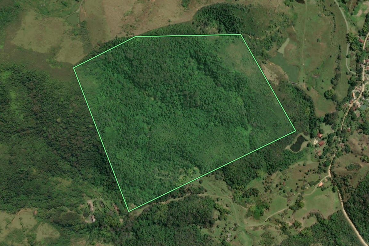 Imagem de satélite do imóvel rural em Rio Bonito (RJ), com o contorno declarado no CAR desenhado por cima.