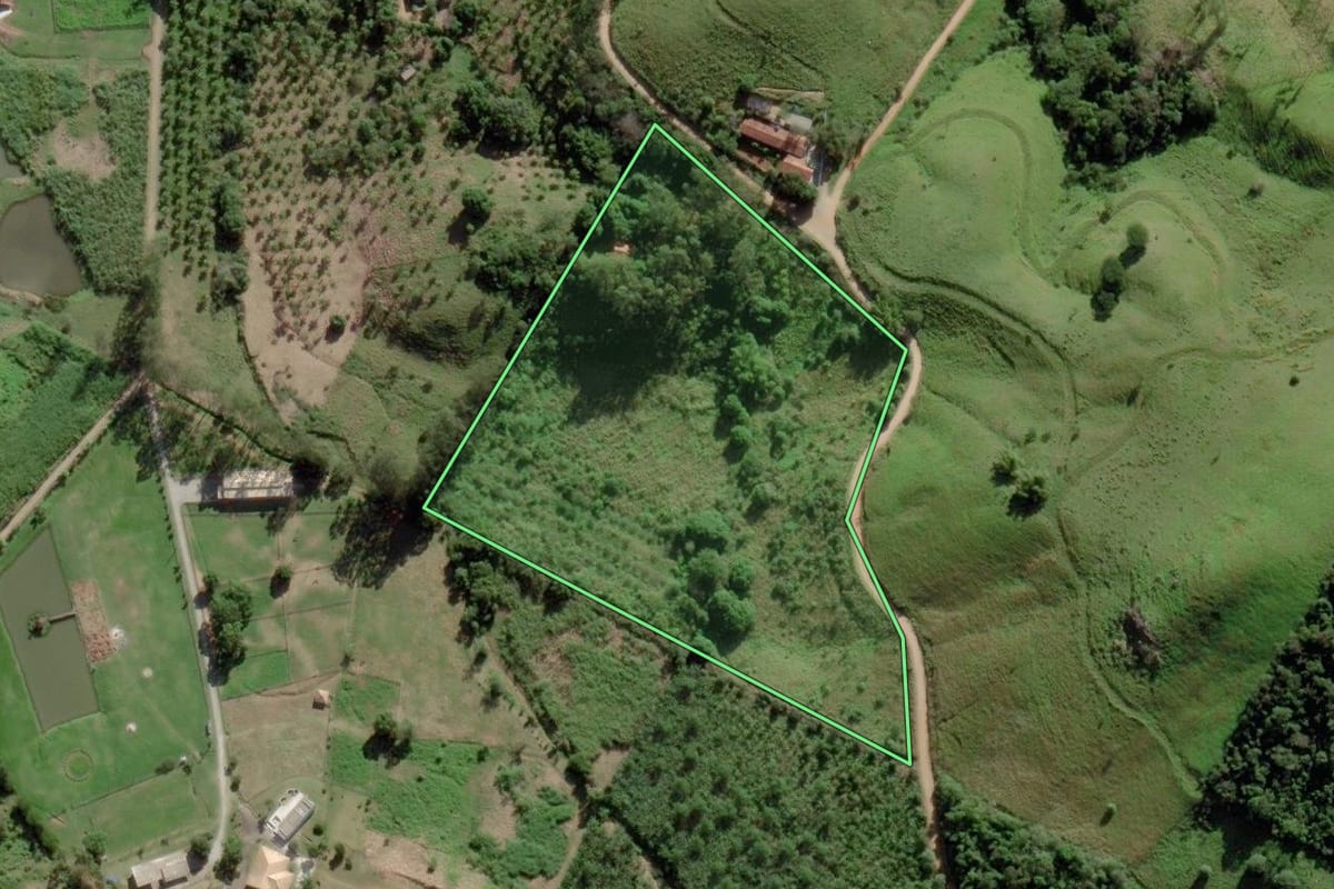 Imagem de satélite do imóvel rural em Rio Bonito (RJ), com o contorno declarado no CAR desenhado por cima.