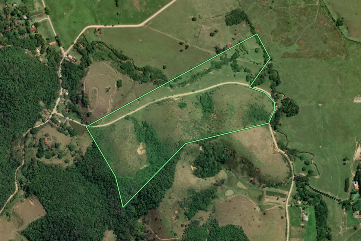 Imagem de satélite do imóvel rural em Rio Bonito (RJ), com o contorno declarado no CAR desenhado por cima.