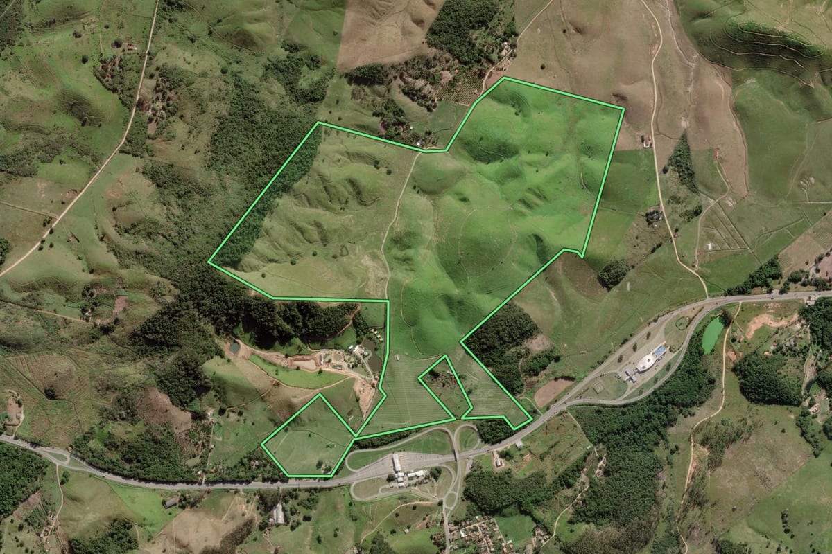Imagem de satélite do imóvel rural em Rio Bonito (RJ), com o contorno declarado no CAR desenhado por cima.