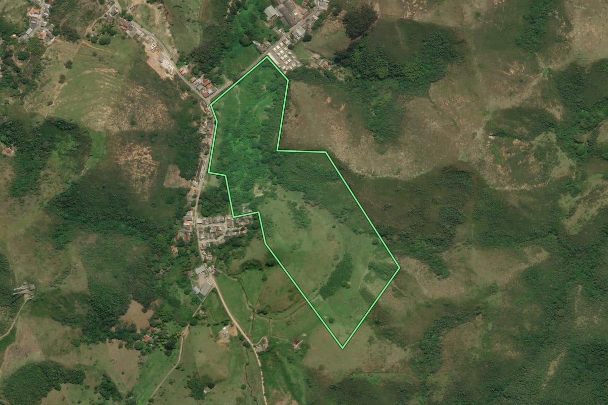Imagem de satélite do imóvel rural em Rio Bonito (RJ), com o contorno declarado no CAR desenhado por cima.