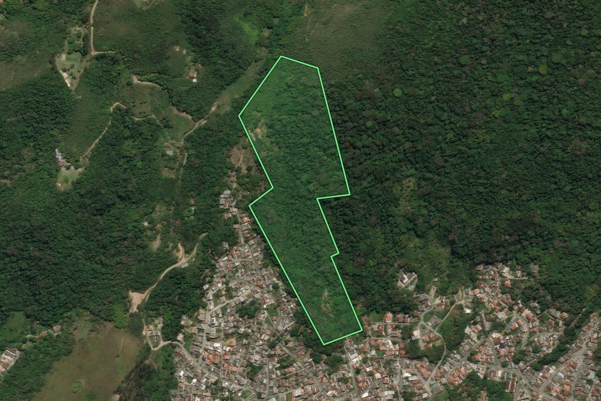 Imagem de satélite do imóvel rural em Rio Bonito (RJ), com o contorno declarado no CAR desenhado por cima.