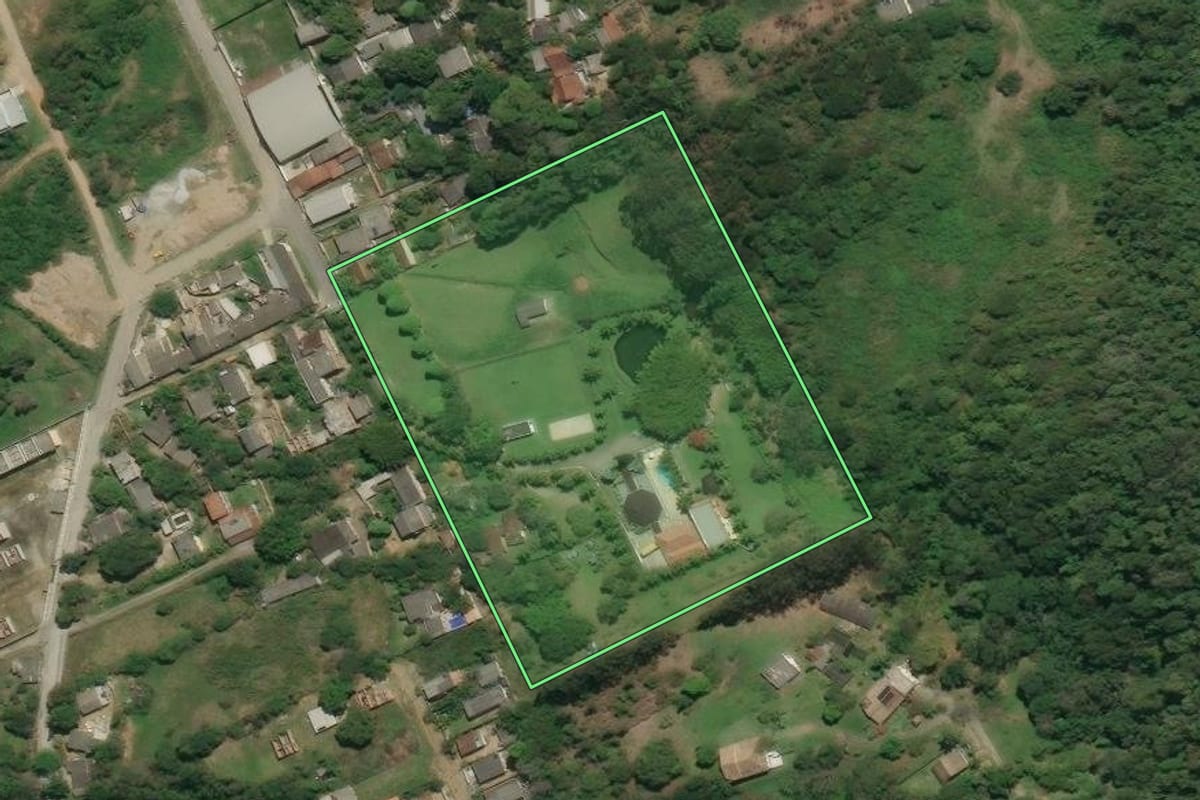 Imagem de satélite do imóvel rural em Rio Bonito (RJ), com o contorno declarado no CAR desenhado por cima.