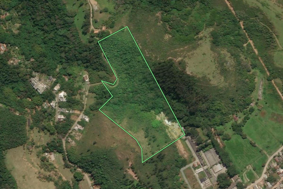 Imagem de satélite do imóvel rural em Rio Bonito (RJ), com o contorno declarado no CAR desenhado por cima.