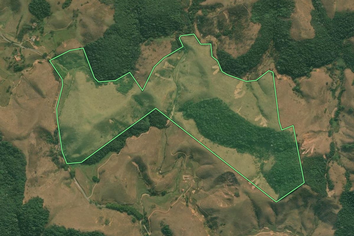 Imagem de satélite do imóvel rural em Rio Claro (RJ), com o contorno declarado no CAR desenhado por cima.