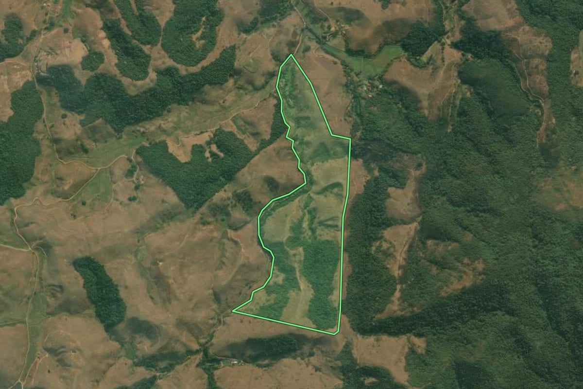 Imagem de satélite do imóvel rural em Rio Claro (RJ), com o contorno declarado no CAR desenhado por cima.