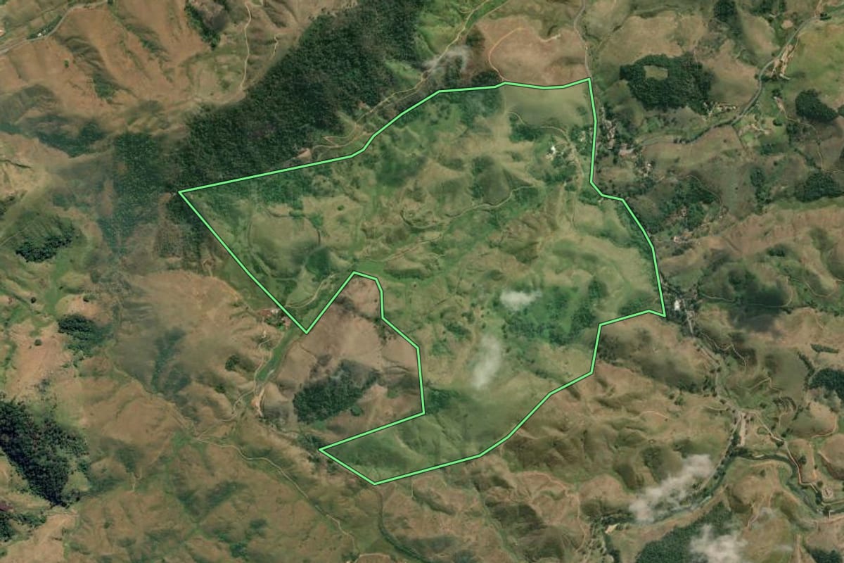 Imagem de satélite do imóvel rural em Rio Claro (RJ), com o contorno declarado no CAR desenhado por cima.