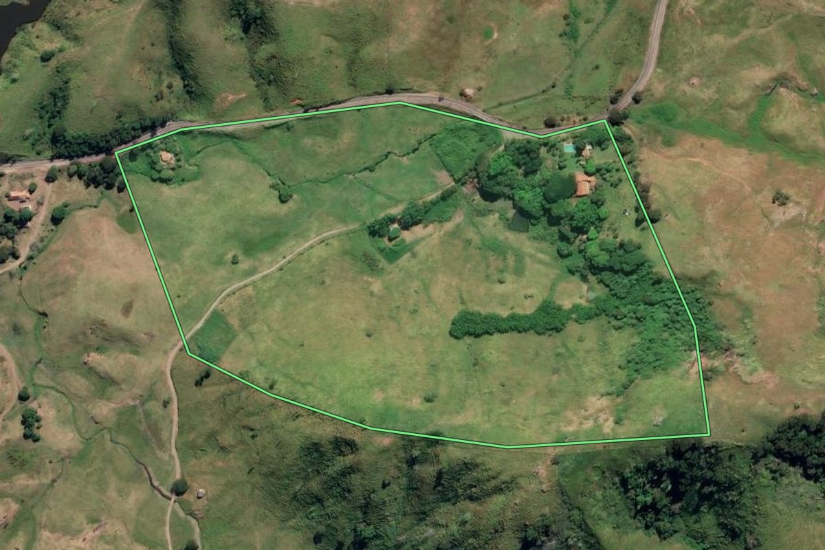 Imagem de satélite do imóvel rural em Rio Claro (RJ), com o contorno declarado no CAR desenhado por cima.