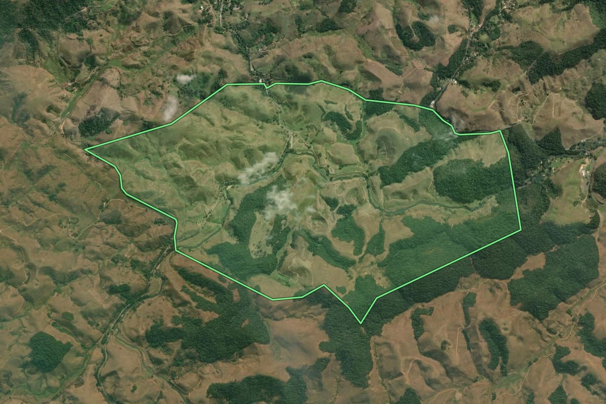 Imagem de satélite do imóvel rural em Rio Claro (RJ), com o contorno declarado no CAR desenhado por cima.