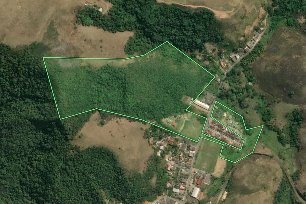 Imagem de satélite do imóvel rural em Rio Claro (RJ), com o contorno declarado no CAR desenhado por cima.