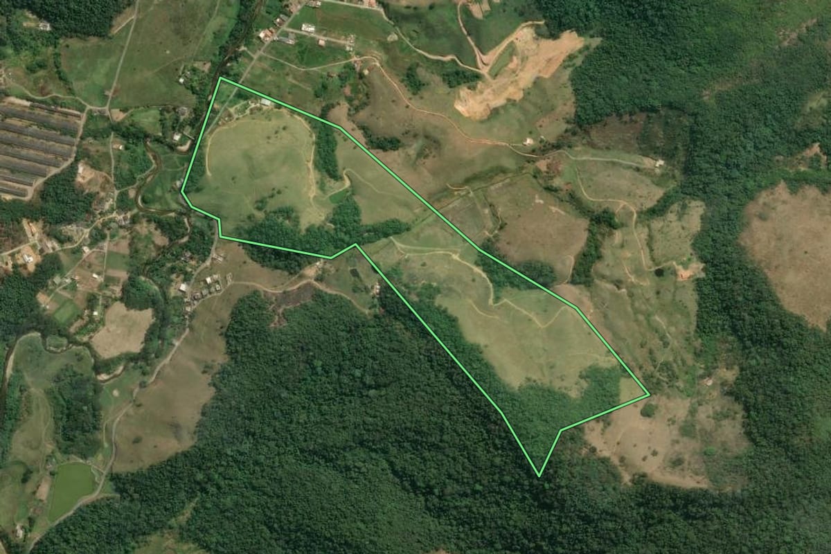 Imagem de satélite do imóvel rural em Rio Claro (RJ), com o contorno declarado no CAR desenhado por cima.