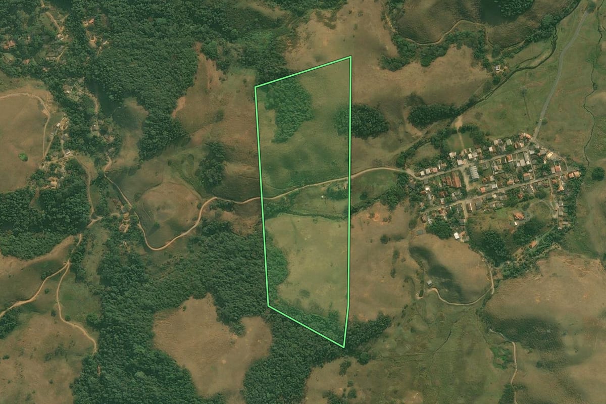 Imagem de satélite do imóvel rural em Rio Claro (RJ), com o contorno declarado no CAR desenhado por cima.
