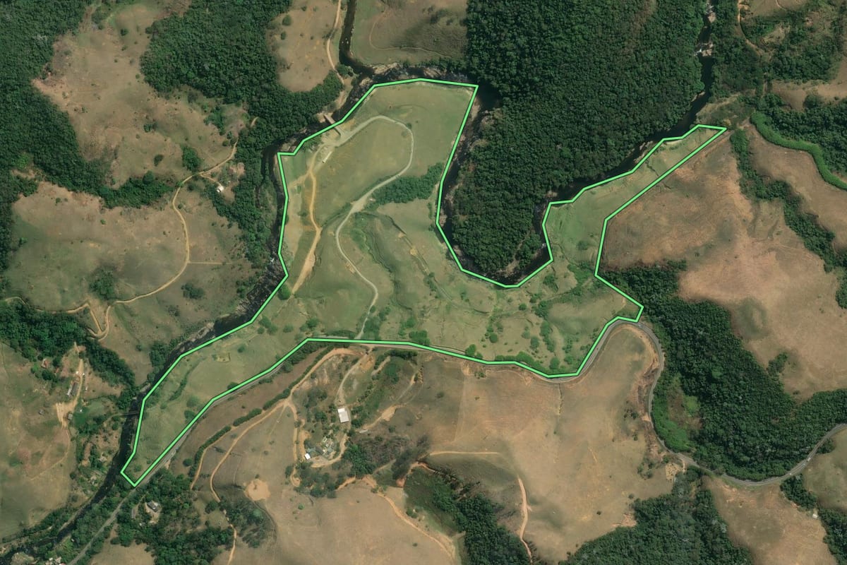 Imagem de satélite do imóvel rural em Rio Claro (RJ), com o contorno declarado no CAR desenhado por cima.